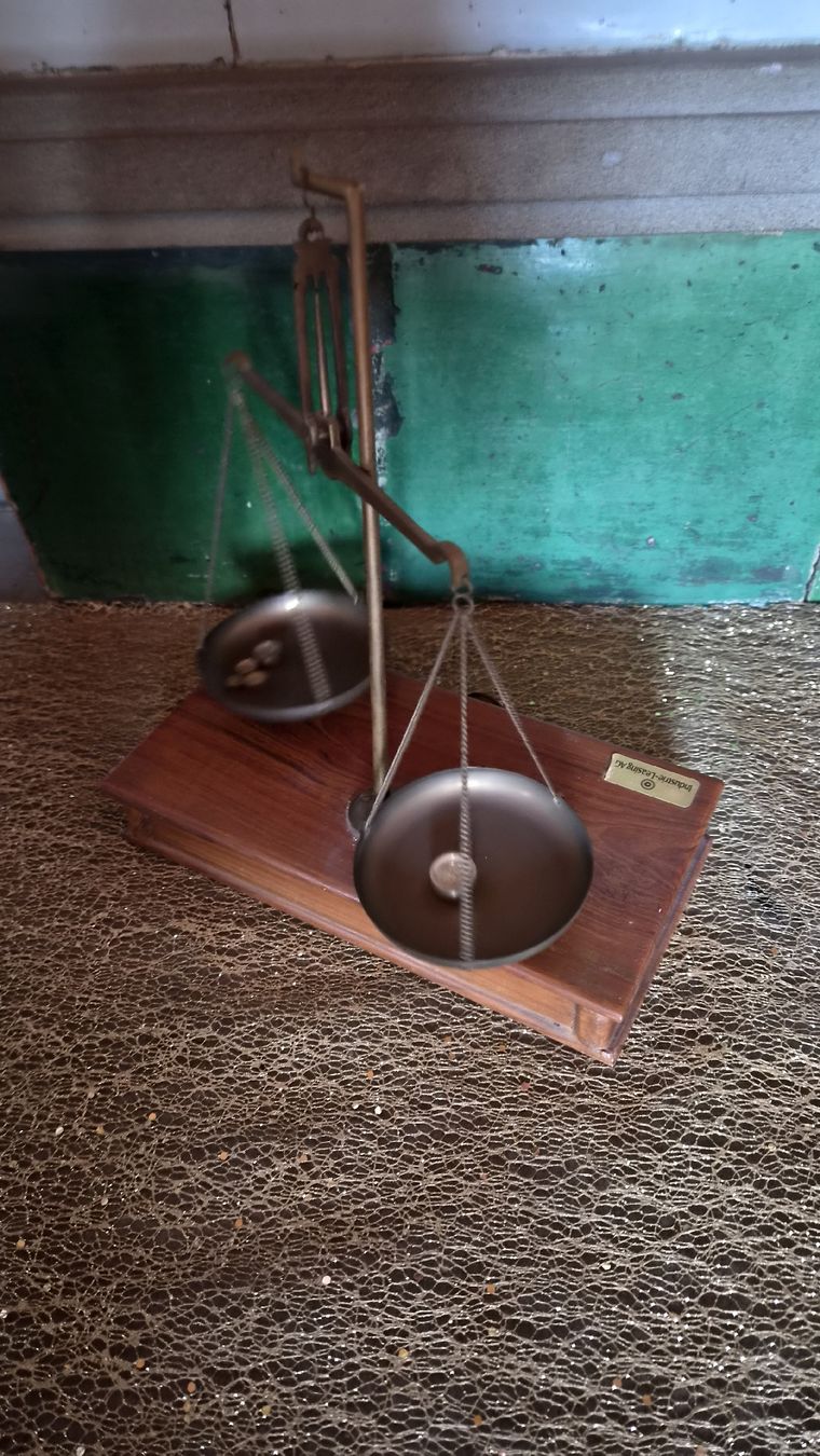 Waagen und Gewichte: Balkenwaage Messing Holz mit Gewichten antik – Gebraucht aus Kölliken von Upcycling-by-Mc-TAM