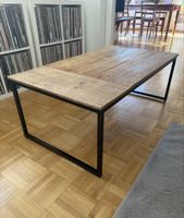 Massivholz-Couchtisch im Industrial Design