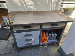 Werkbank mit Schubladen und Schraubstock