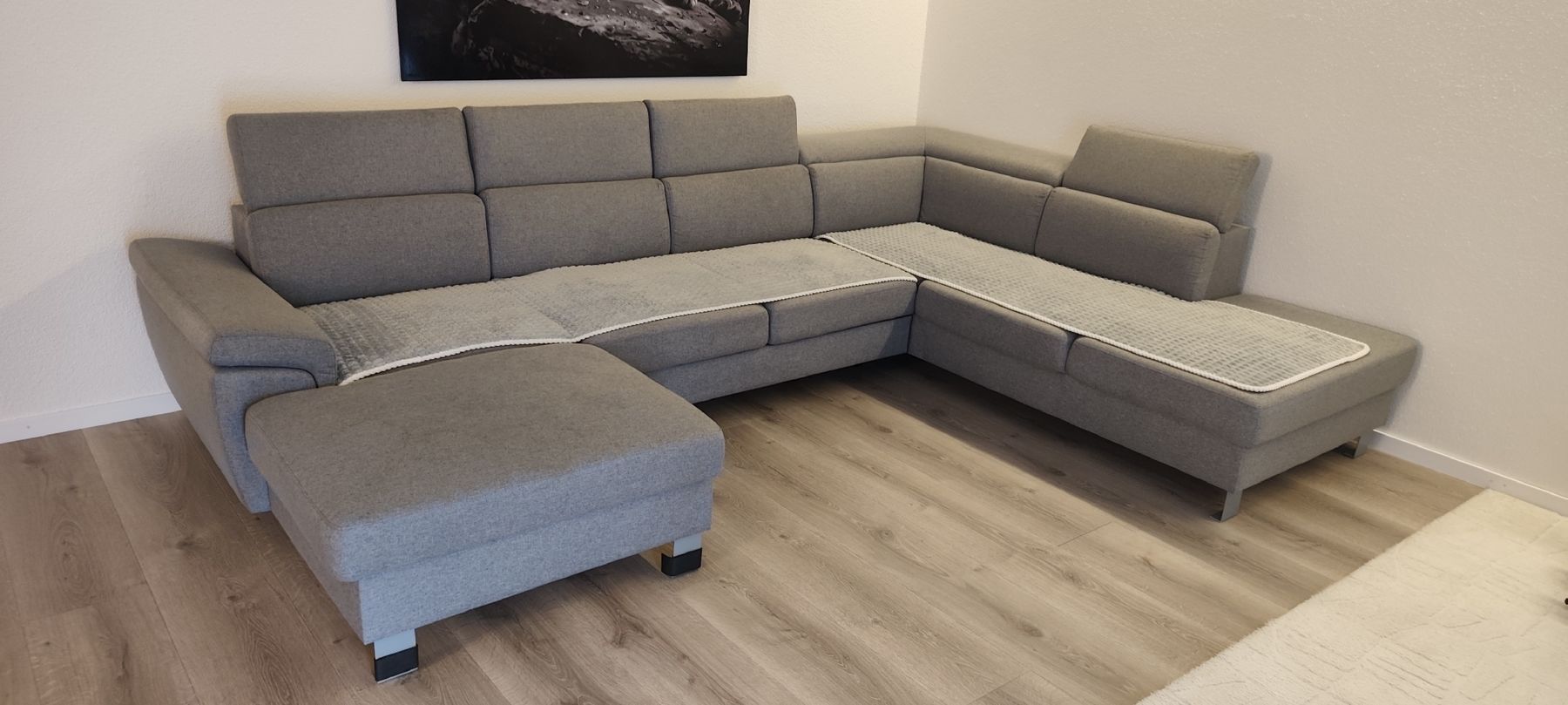 Divani: Ecksofa grau Stoff mit Bettfunktion und Chaiselongue – Usato da Schänis venduto da Mugi_87_ 1