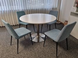 Tisch und Polsterstühle in Blau/Türkis