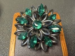 Vintage-Blumen-Brosche mit grünen Steinen
