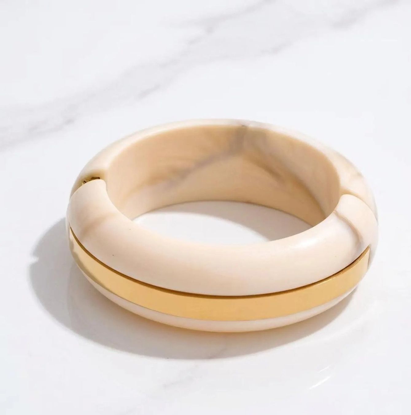 Bracciali & Braccialetti: Marble-Patterned Resin and Stainless Steel Bangle – Nuovo e nell'imballaggio originale da Allschwil venduto da Jani_Banani