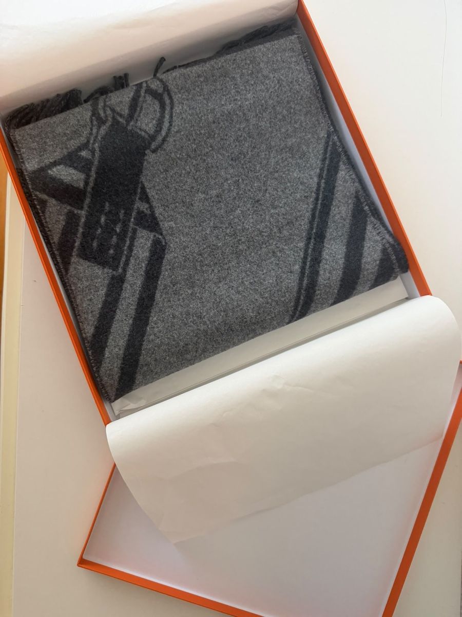 Hermès Foulard & Sciarpe: Hermes Schal Wolle Grau mit Muster und Originalbox – Nuovo e nell'imballaggio originale da Zürich venduto da Divi64 4