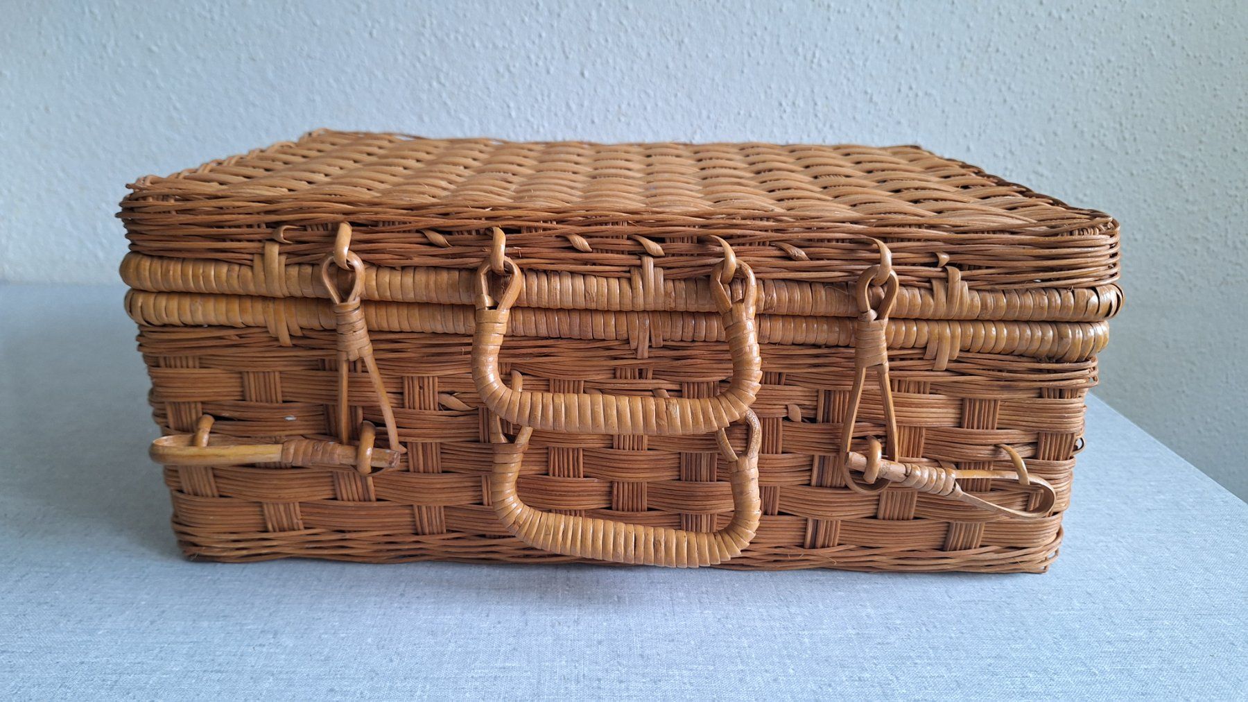 Sonstiges für Haushalt & Wohnen: Vintage Picknick-Koffer aus Korbgeflechtt – Gebraucht aus Weinfelden von Yenas10
