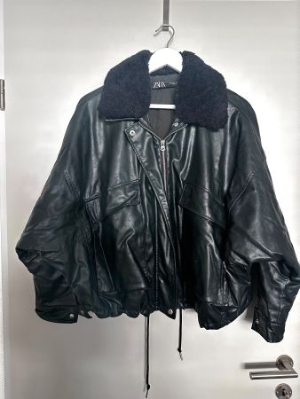 ZARA Jacke in Lederoptik mit Teddyfellkragen