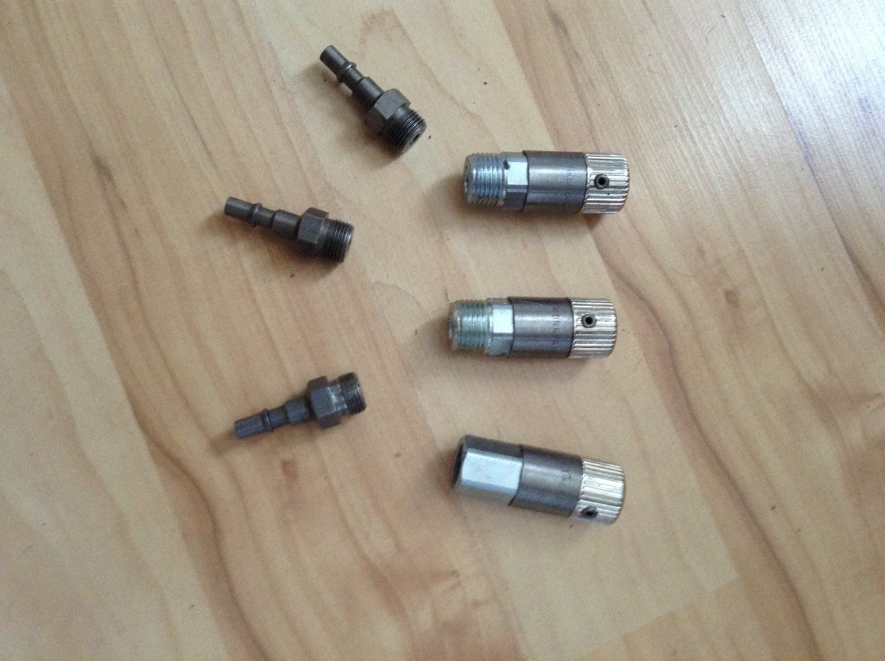Tous les outils: 3 Druckluft-Schnellkupplungen + 3 Stecker – Neuf (Voir description) à Hunzenschwil par Fanta01