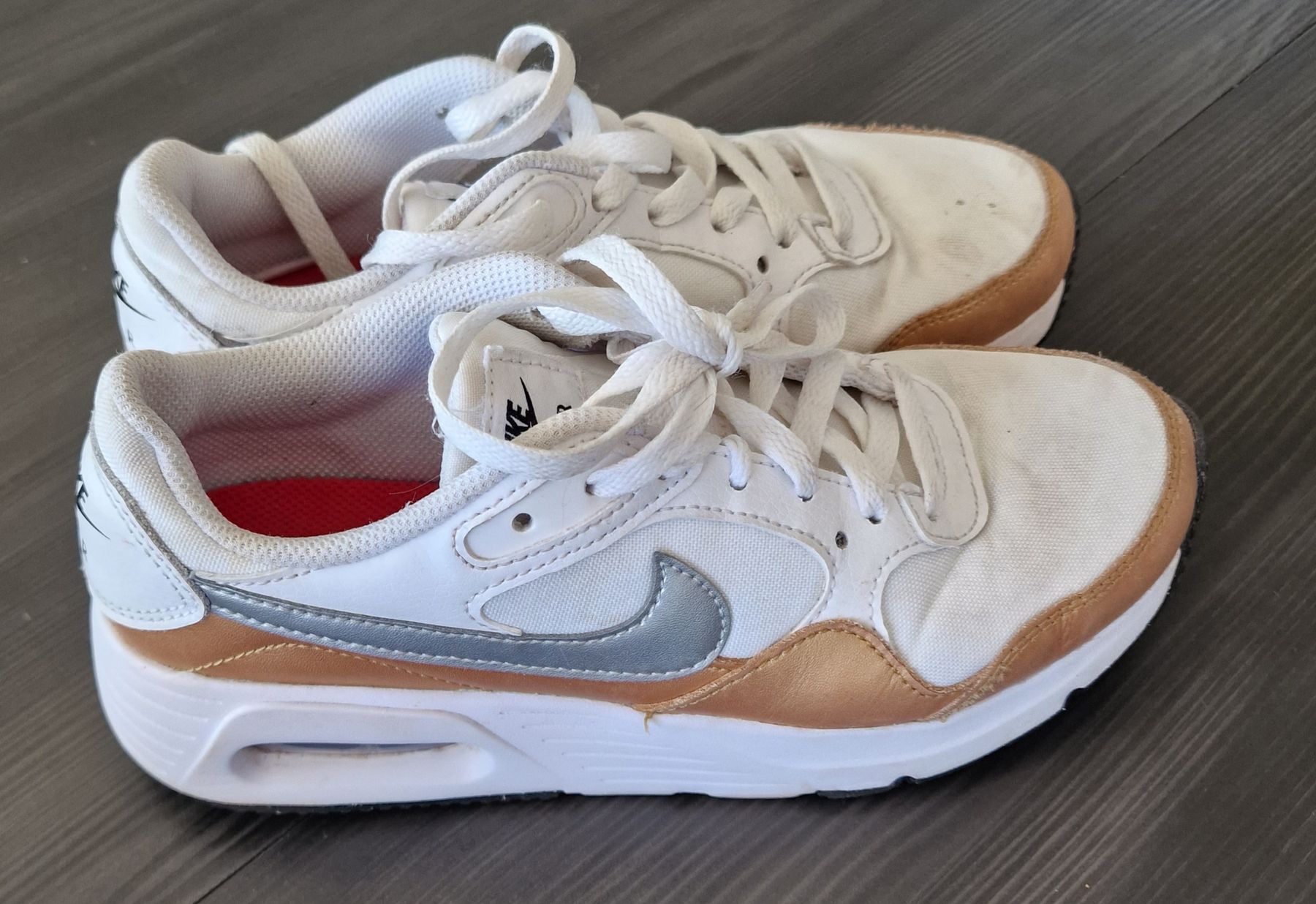 Nike Scarpe per ragazze: Nike Sneaker, Grösse 37,5, Weiss/Gold  – Usato da Safenwil venduto da JayRunaway