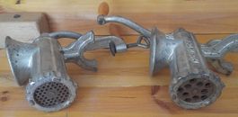 Lot de 2 anciens hachoirs à viande manuels en métal