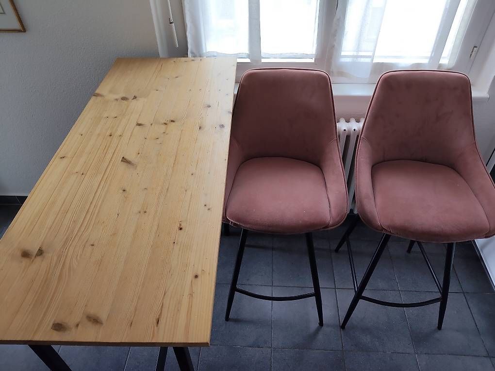 Set de table et chaises: Hoher Bartisch + 2 Hocker – D'occasion à Basel par aar_2s72