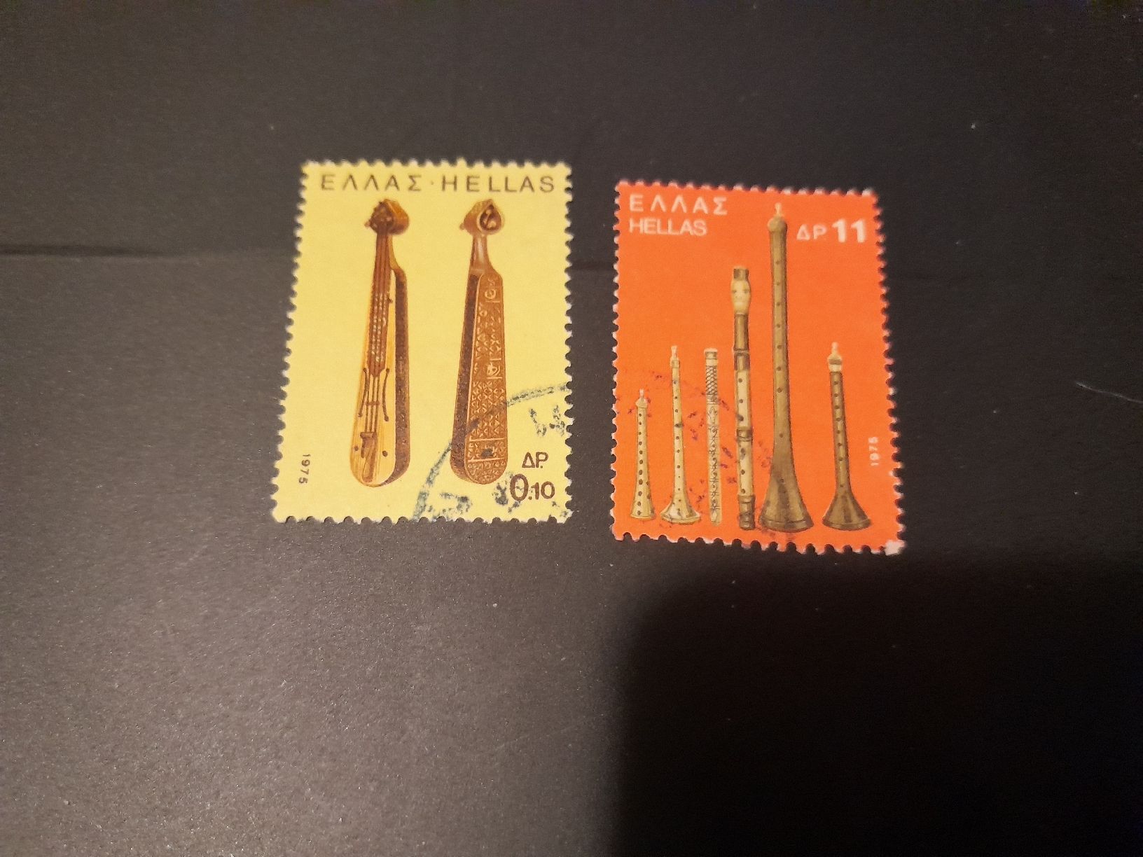Tutti i francobolli: Lot de 2 timbres anciens de Grèce - Instruments grecs – Usato da Marly venduto da globetrotter1723