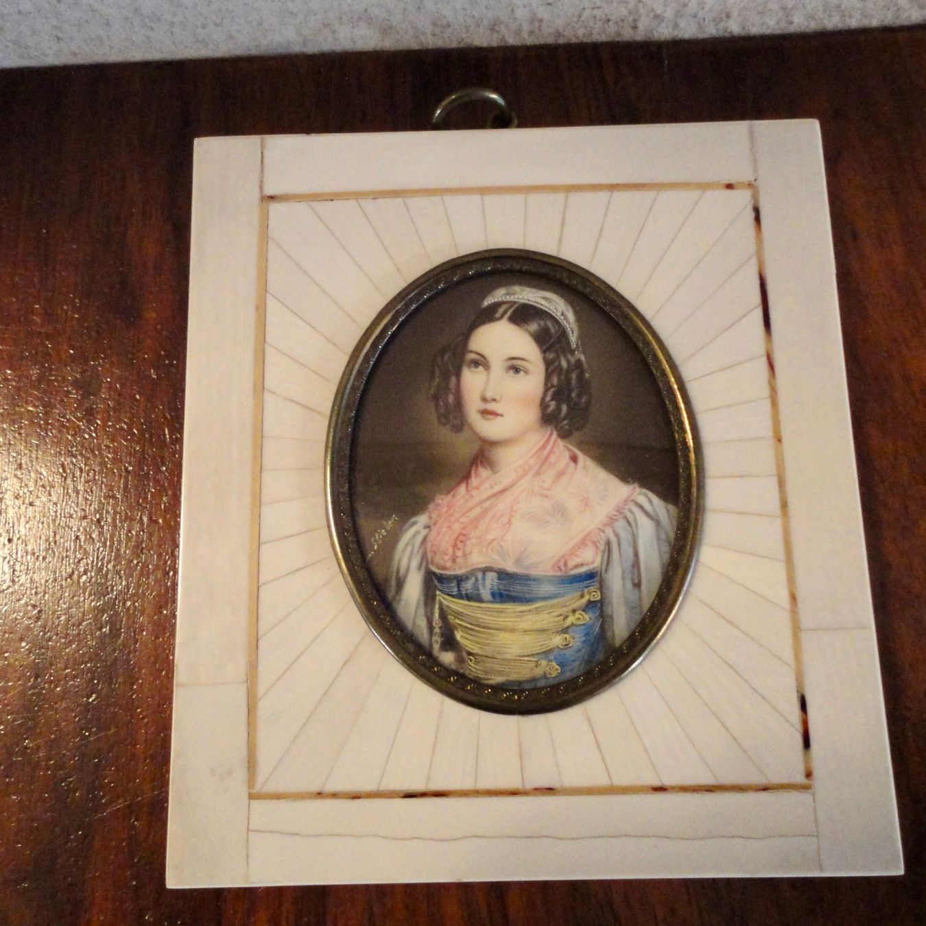 Foto & Immagini: Miniaturenportret einer Dame.(Siegniert) – Usato da wädenswil venduto da niki20