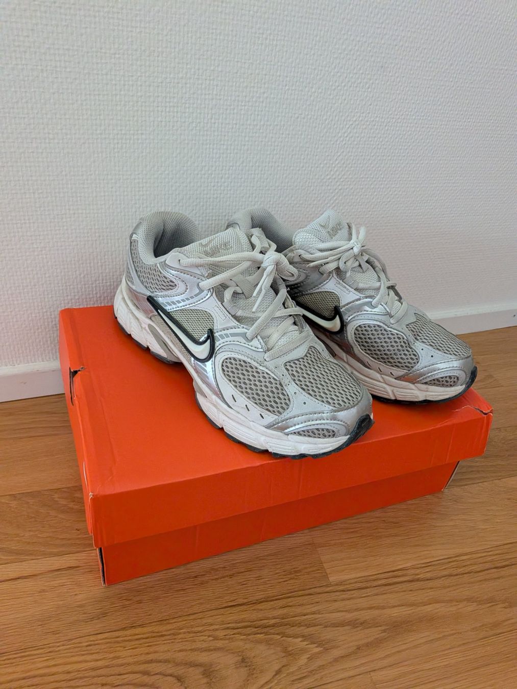 Nike Scarpe da uomo: Nike V5 RNR Sneaker silbern Grösse 39, gebraucht – Usato da Zürich venduto da BellaU 1