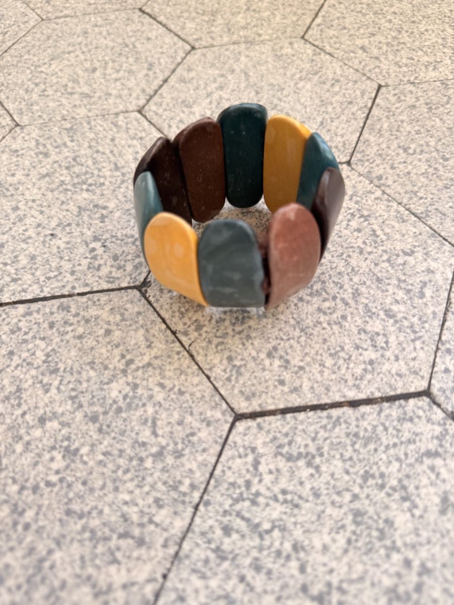 Bracciali & Braccialetti: Farbiges Holzarmband mit Gummizug – Usato da Zürich venduto da nakasch 2