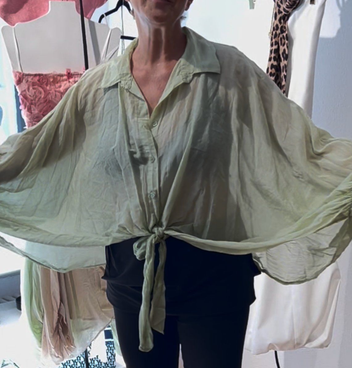 Blusen: Halbtransparente Binde-Bluse mit Ballon-Ärmeln - 20% Seide – Neu und originalverpackt aus Zürich von Naebeli 2