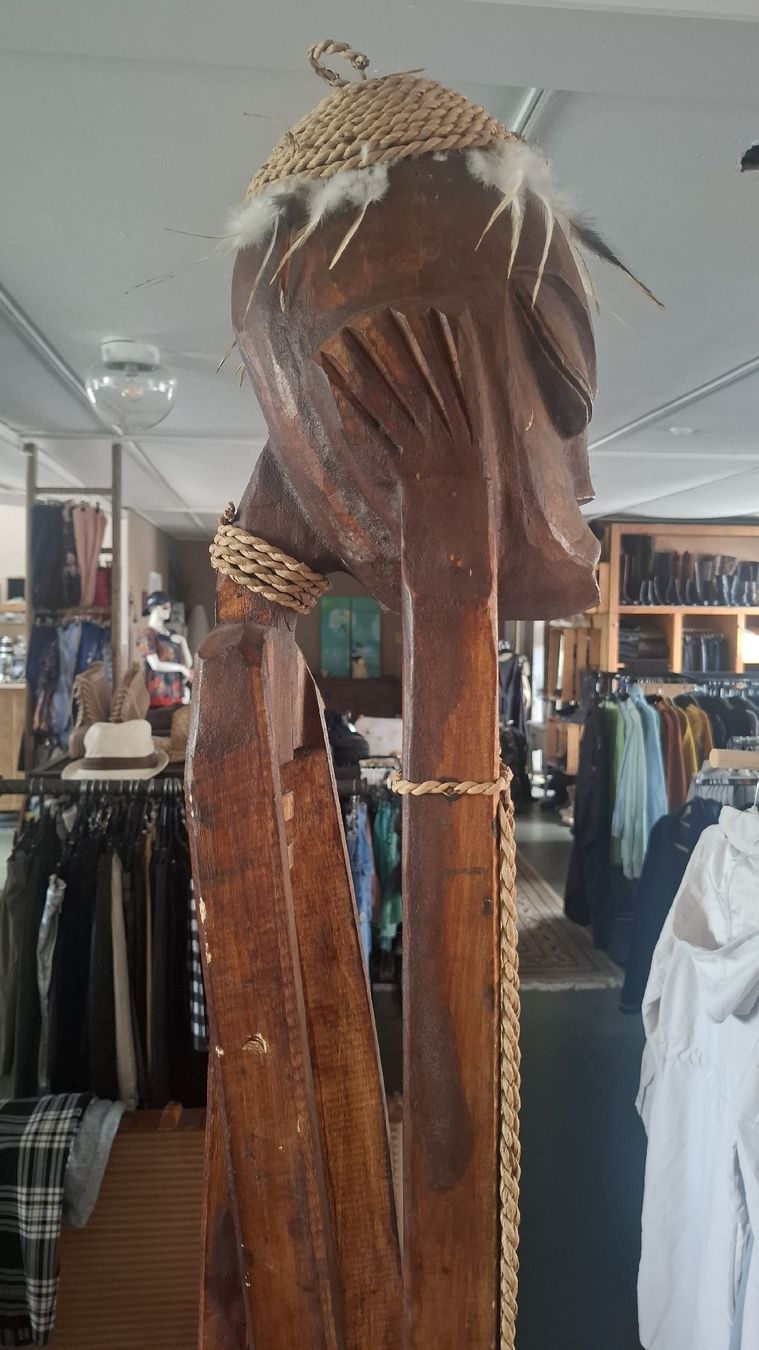 Statuette: Afrikanischer Holz-CD-Ständer / Rustikale Deko-Statue  – Usato da Horn venduto da dav_ddb9 2