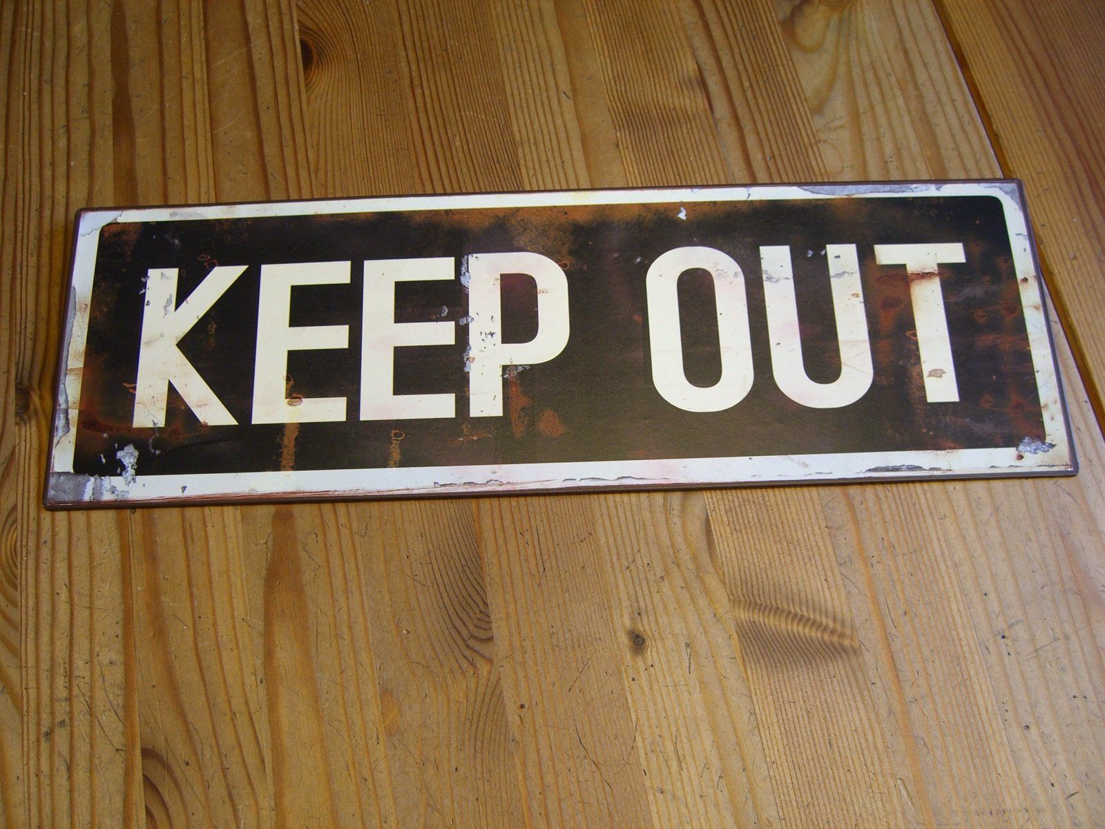 Insegne: auf alt getrimmtes "Keep Out" Schild, Metall – Usato da Winterthur venduto da Gaia 2