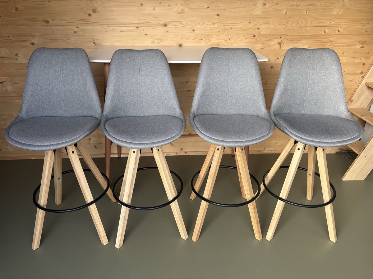 Micasa Set di tavolo e panche: Hochtisch mit vier Stühlen/Barhocker – Usato da Uster venduto da Carpenter1 1