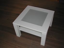 Salontisch in weiss mit Milchglasplatte