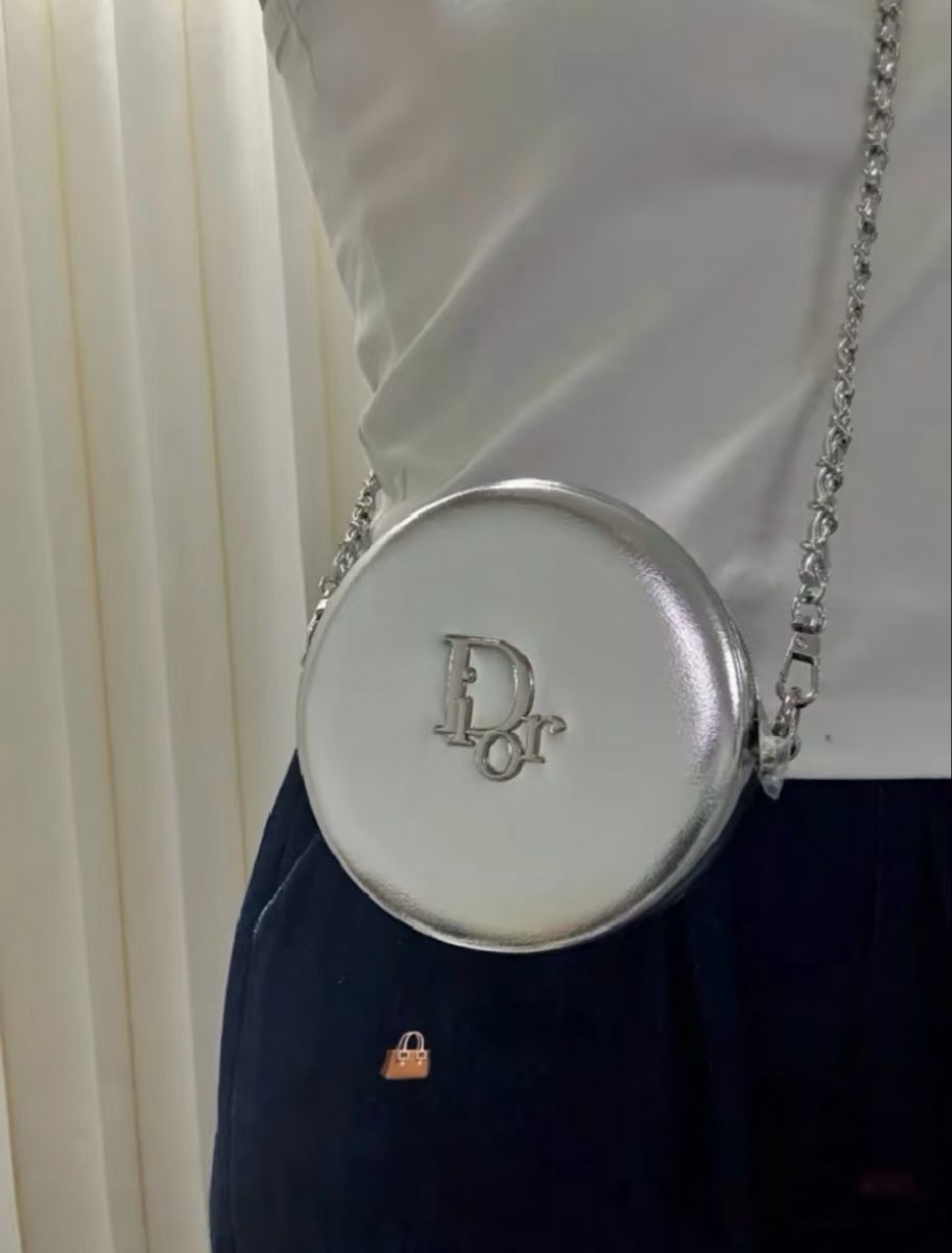 Borse: Dior runde Tasche silberfarben mit Kette – Nuovo e nell'imballaggio originale da Chur venduto da Madeys 1