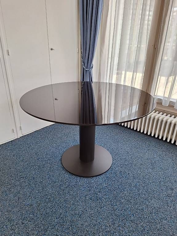 Set di tavolo e panche: Table ronde et ses 4 chaises de bureau/ conférence – Usato da lausanne venduto da andre_rcht 1