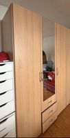 2 grandes armoires, dressing avec  plusieurs tiroirs 
