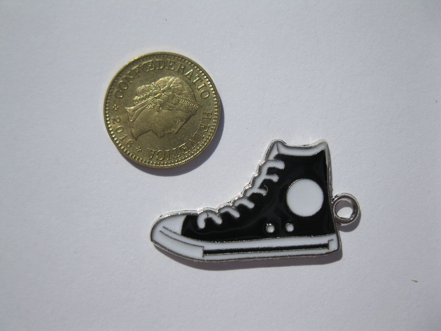 Perlen (unechte): Anhänger Turnschuh, schwarz, 2x3cm – Neu und originalverpackt aus St. Margarethen TG von LuanaKa 2