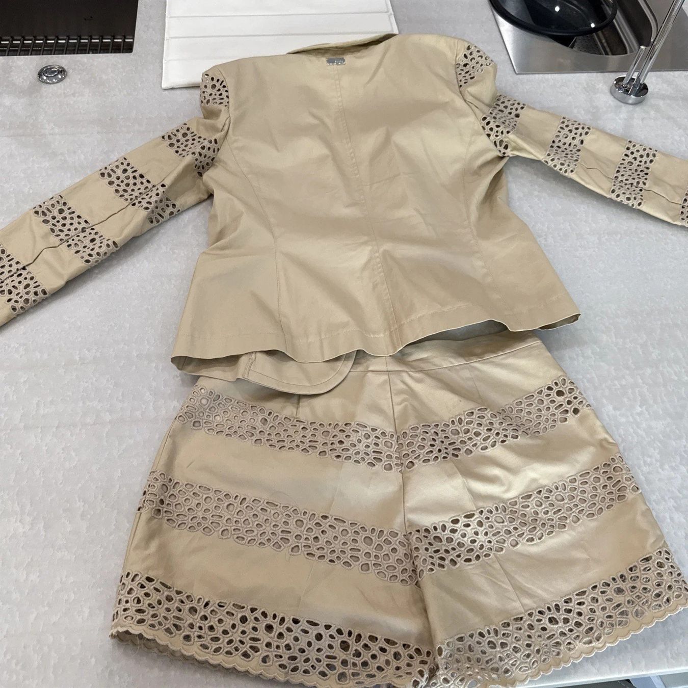Costumi: Escada Sommer Set, Gr. 36, Beige, mit Lochmuster - Top Zu... – Usato da Obergösgen venduto da crystalfox 1