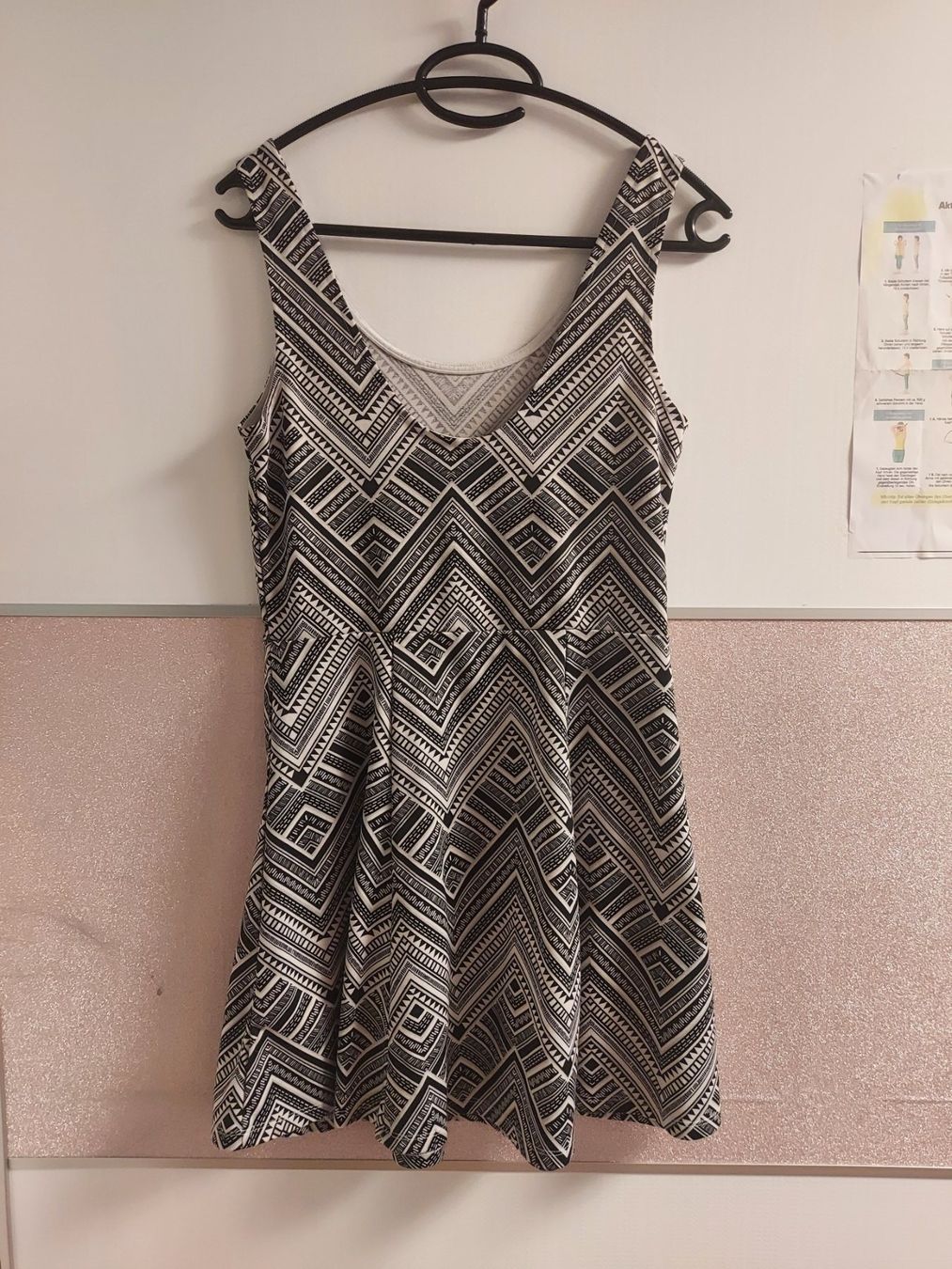H&M Kleider: Schwarz weiss Sommerkleid – Gebraucht aus Dietikon von Miakitty