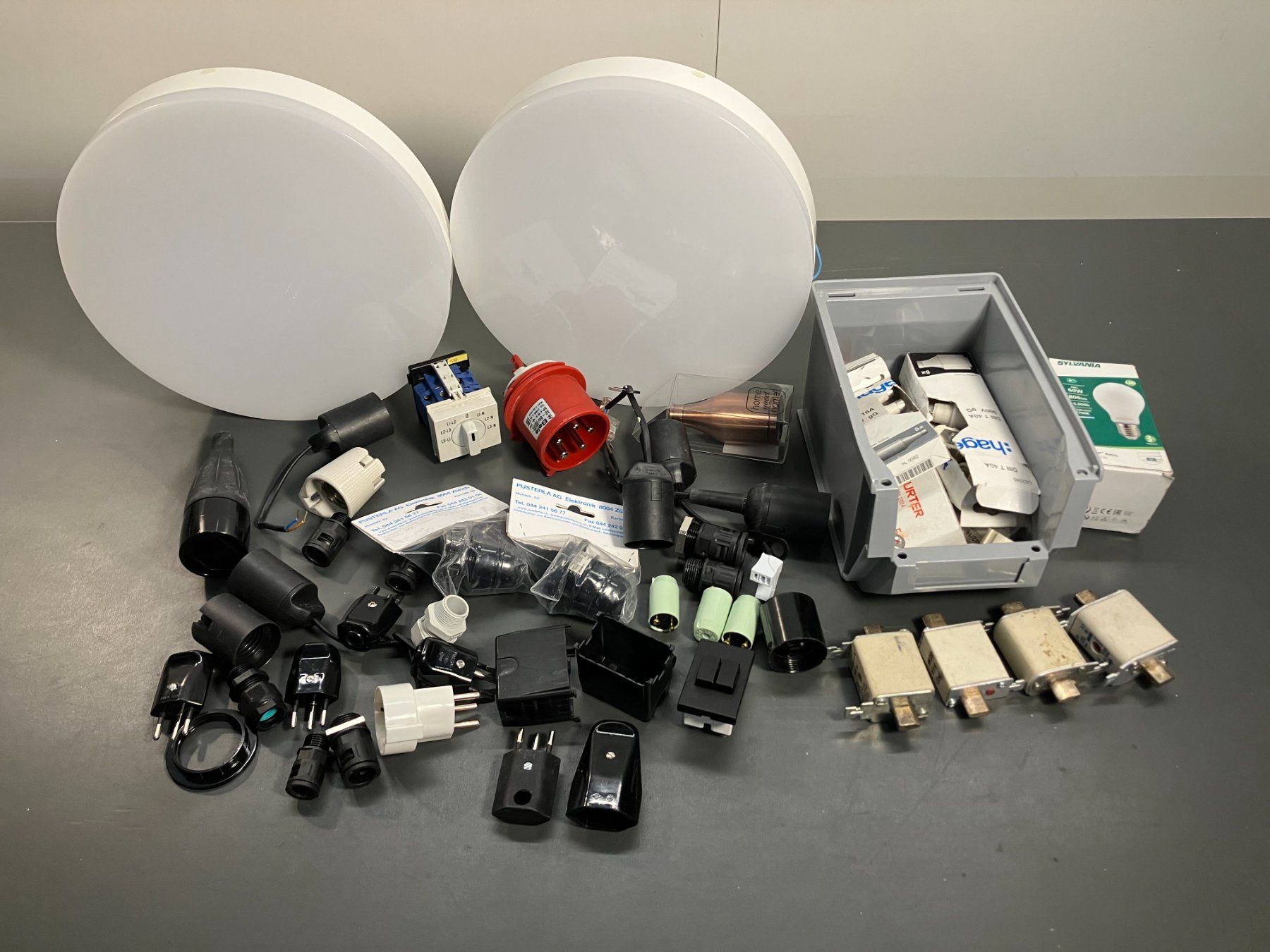 Tous les outils: Post. div. El. Material mit LED Deckenlampen ab 1.- – D'occasion à Lichtensteig par Buy24International
