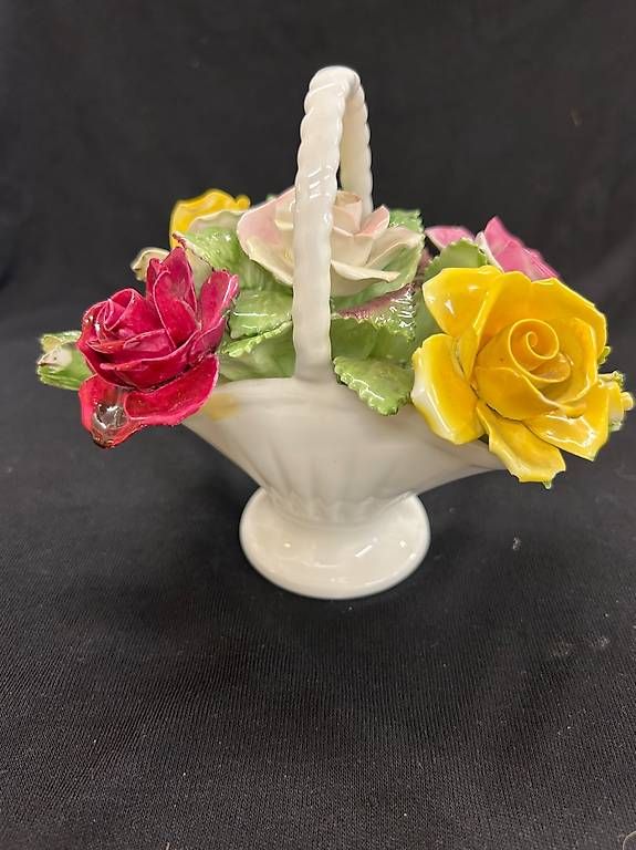 Figuren: Porzellanblumenkorb – Gebraucht aus Emmetten von drd_8gkv