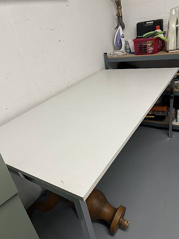 Tische: Tischplatte mit Metallfüssen – Gebraucht aus Zug von BigLebowski100 1