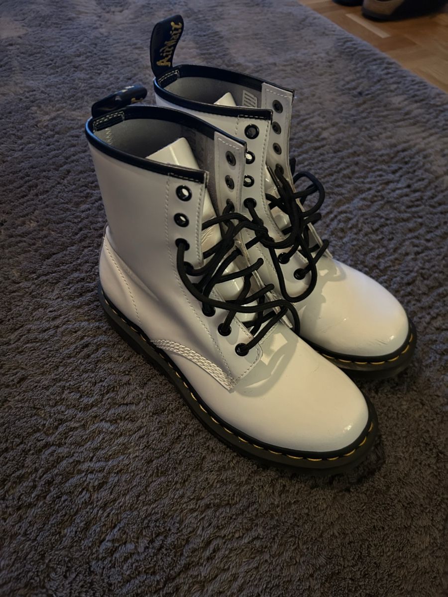 Dr. Martens Scarpe da uomo: Weisse Dr. Martens Lack Stiefel, Grösse 39 – Usato da Winterthur venduto da Nemesia_lea