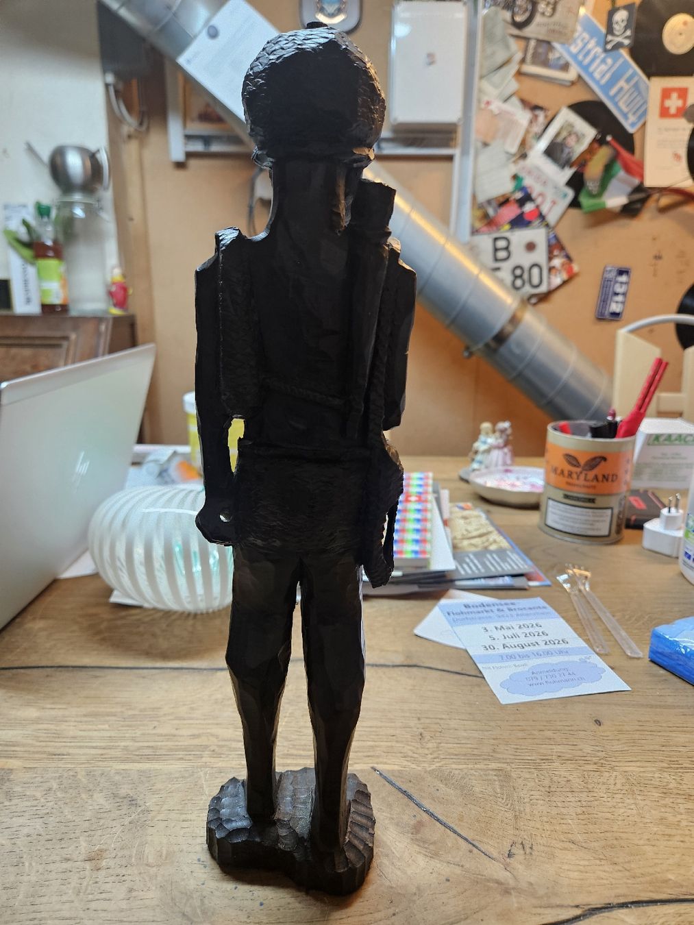 Figurines: Holzfigur Mann dunkel stehend Figur (H) – D'occasion à Rorschach par TimelessTrading 2