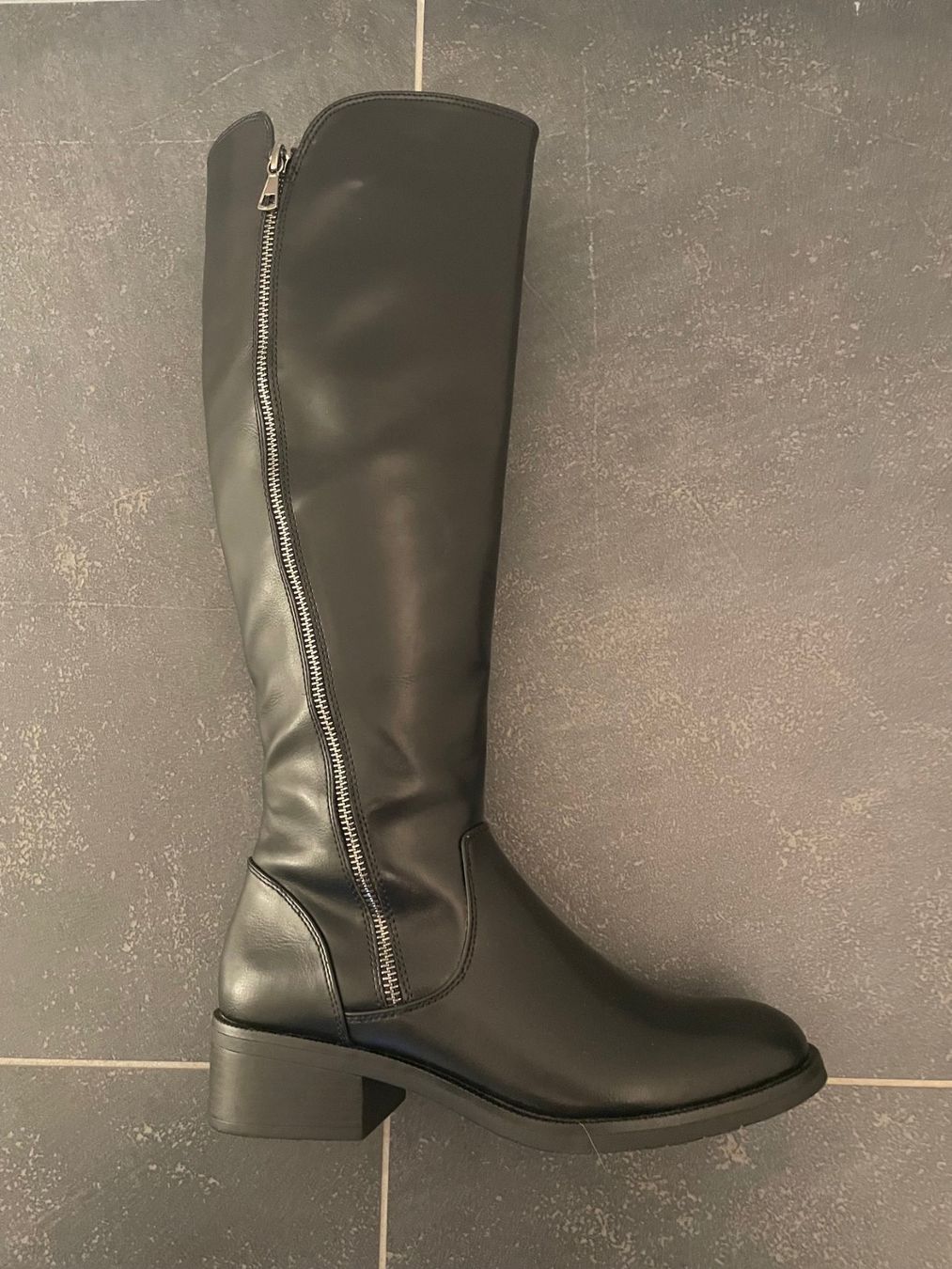 Scarpe da donna: Neuer eleganter schwarzer Stiefel, Grösse 39 – Usato da Niederweningen venduto da sho_mb8y 2