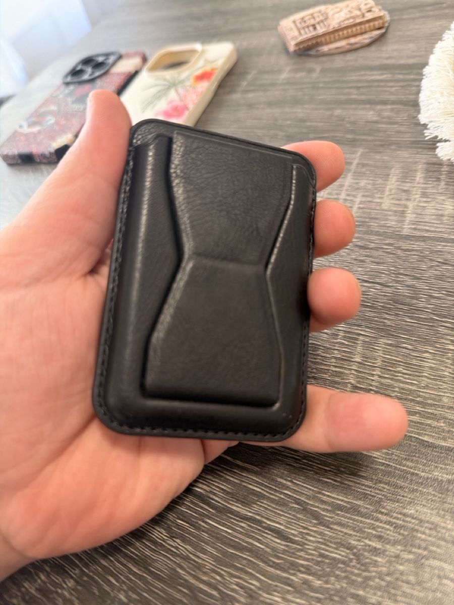 Wandhalterungen: Kartenhalter Leder Schwarz MagSafe mit Ständer Neu – Neu und originalverpackt aus Rorschach von H4ry4d 3