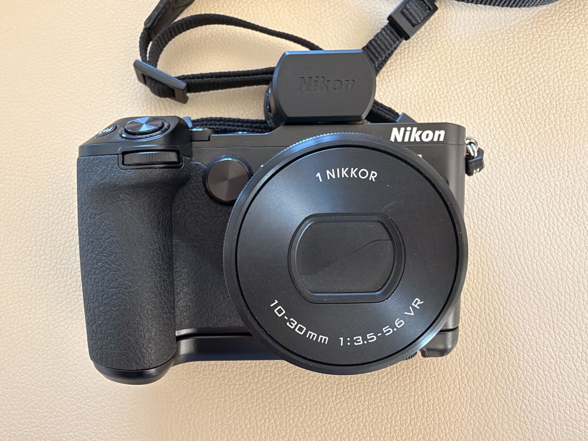Nikon Fotocamera: Nikon 1V3 Set mit Ledercase und OVP – Usato da Winterthur venduto da R2D_Y7C 4