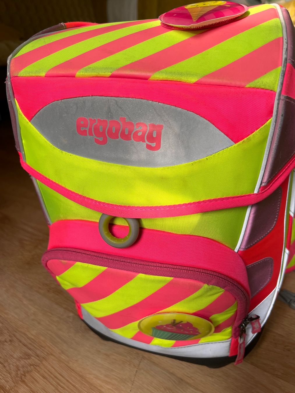 Ergobag Borse & Zaini: Schulthek Ergobag Cubo light neon pink/gelb – Usato da Zürich venduto da Azzurro6 1
