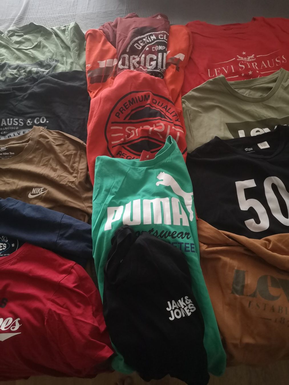 Levi's Kleiderpakete: lot de 18 tshirts – Gebraucht aus neuchatel von Mictou