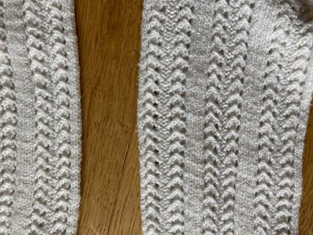 Süsse, gestrickte weisse Kniestrümpfe