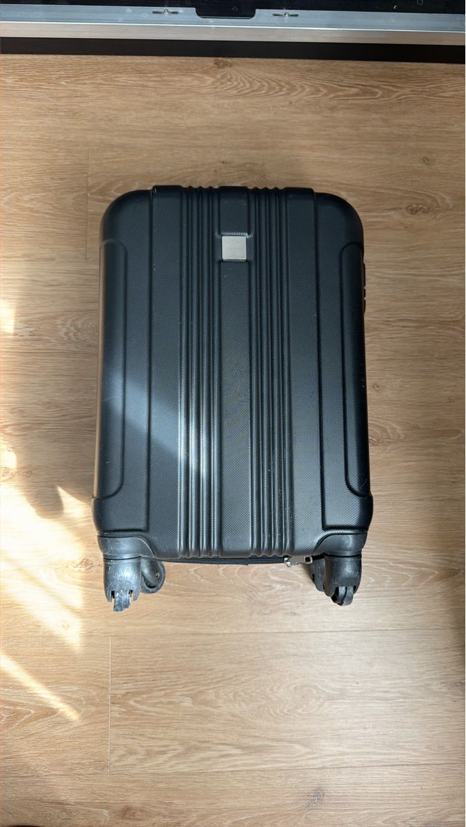 Valigie: Black Hardshell Cabin Suitcase  – Difettoso da Zürich venduto da ZbynekZ
