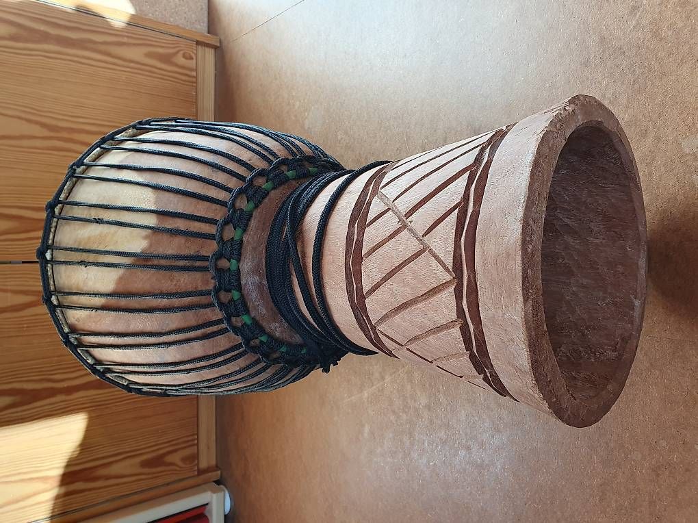 Strumenti musicali: Djembe mit Tragetasche – Usato da Schänis venduto da 1234567890ABCDEF