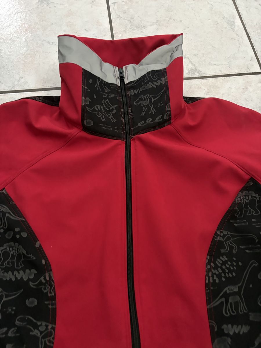Jacken: Coole Softshell Jacke mit Dinos, Gr. M - L rot, schwarz – Gebraucht aus Sevelen von gsandax 1