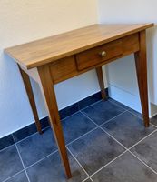 Charmanter Tisch aus Kirschbaumholz