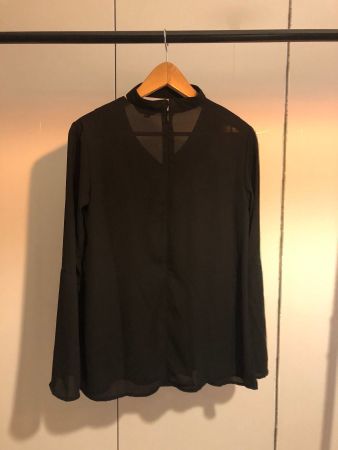 Schwarze Bluse mit Necklace
