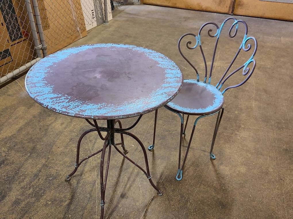 Set de table et chaises: Tisch mit 2 Stühlen – D'occasion à Nidau par fre_7g9b 1