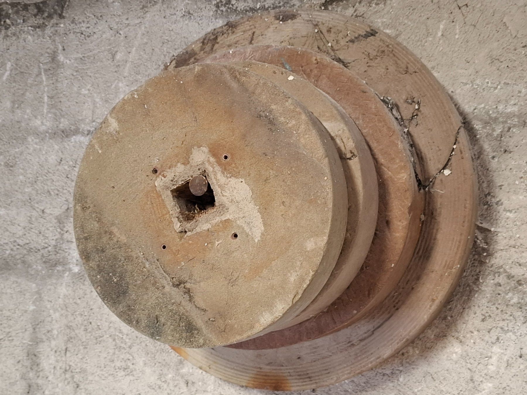 Smerigliatrici & Lucidatrici: Antike Schleifsteine  4 Stück – Usato da Splügen venduto da seae 1