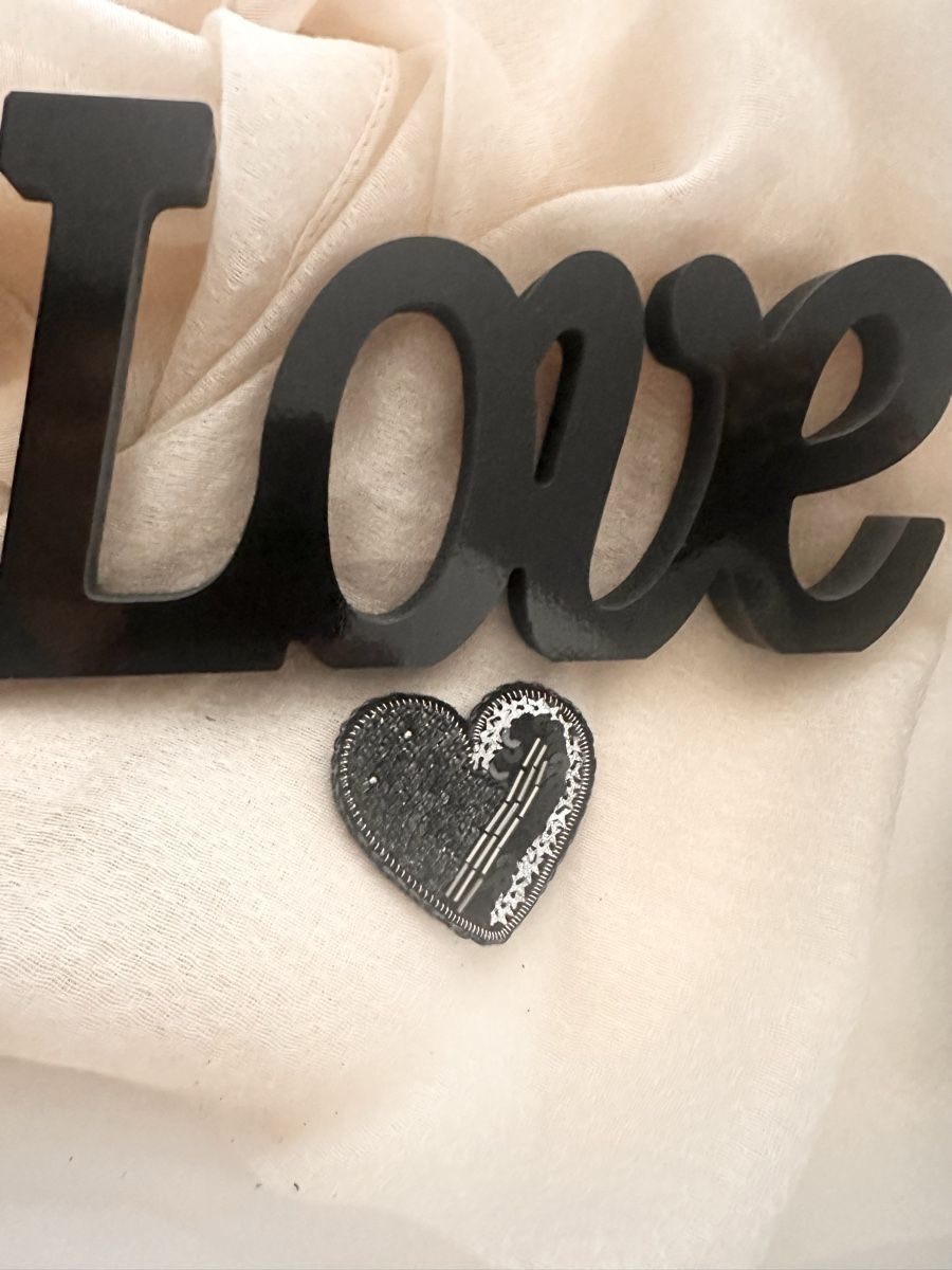 Spille & Fermagli: Black Heart Brooch, Sequin Embroidered, Handmade – Nuovo (secondo la descrizione) da Oftringen venduto da Eylem79