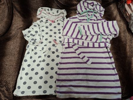2x Gr 116 Frotekleid von Migros Kids, für Zwillingsmädchen 