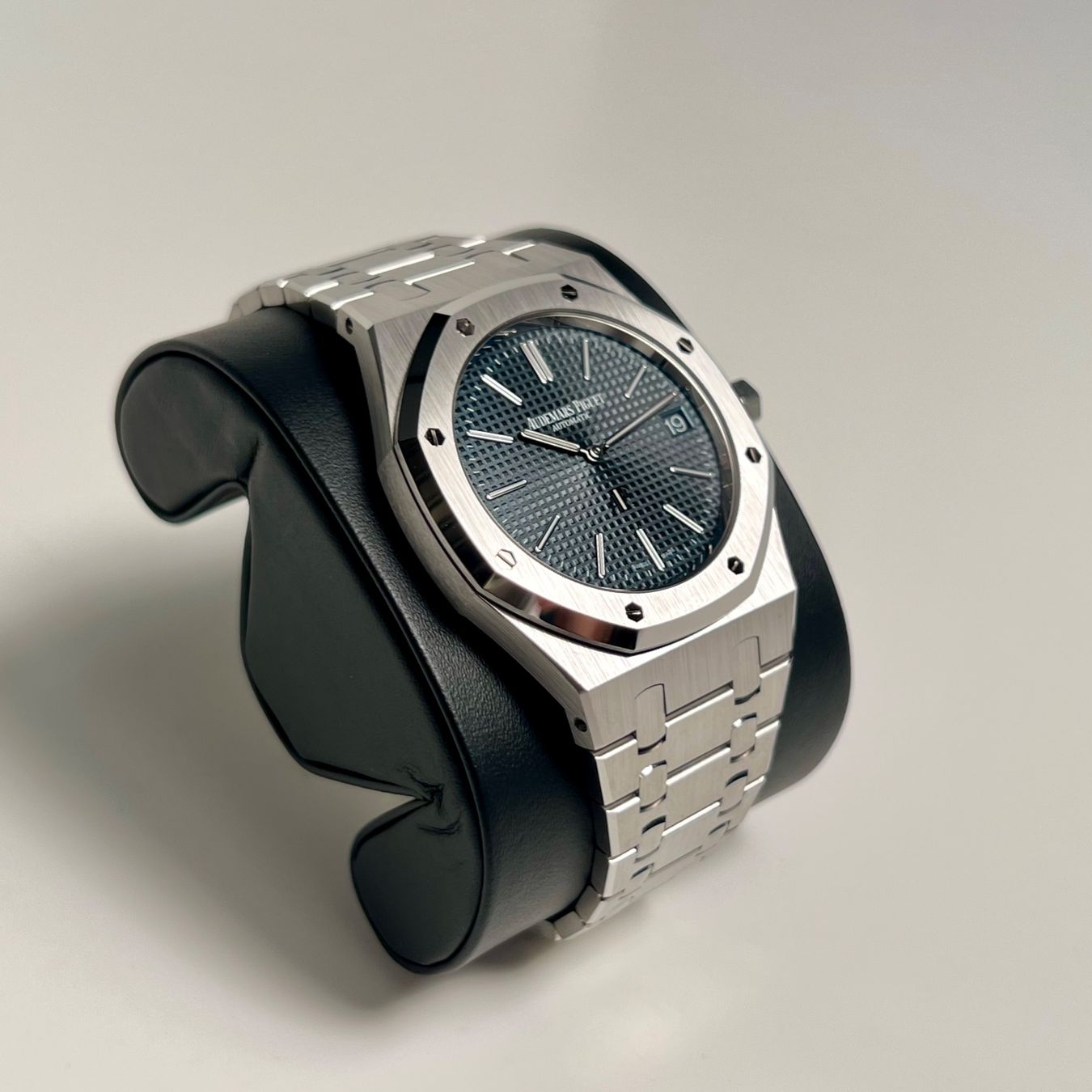 Audemars Piguet Uhren: Audemars Piguet Royal Oak Jumbo Extra-Thin Full set 2025 – Neu und originalverpackt aus Grand-Lancy von Zephyr.26 2